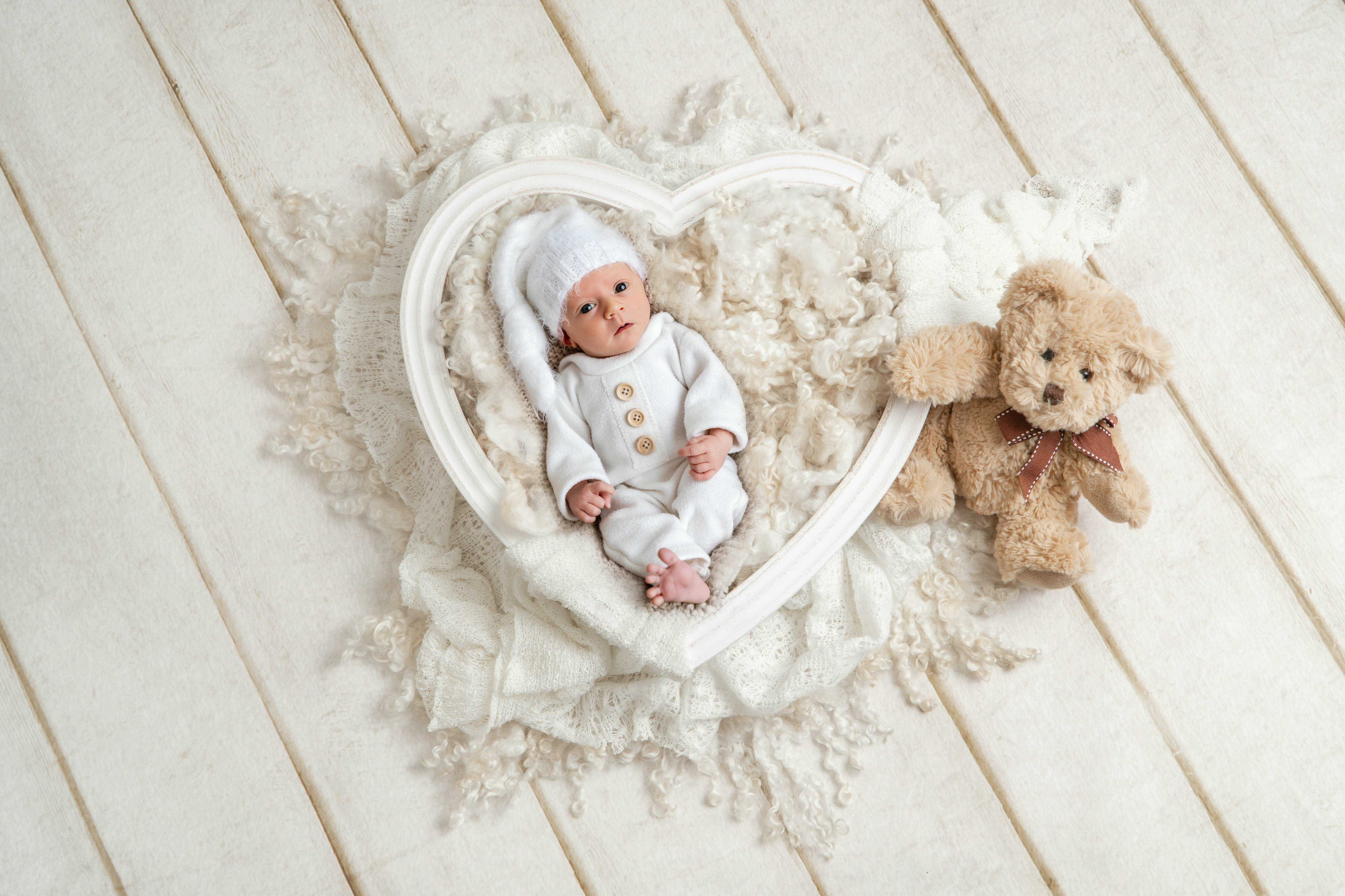 Newborn focení Brno, miminko v košíku s plyšovým medvídkem v ateliéru v Čechyni nedaleko Brna, jemné béžové tóny