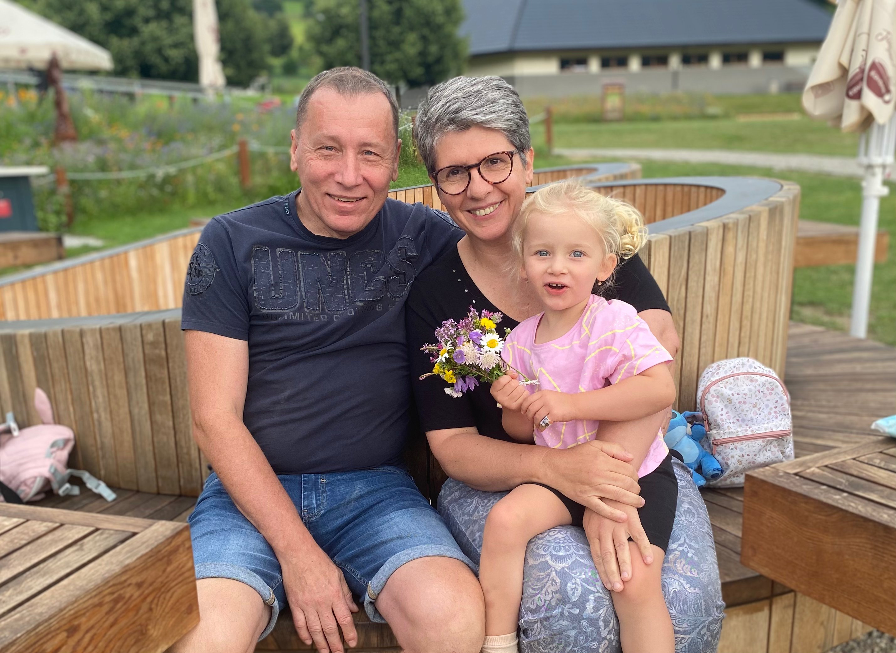 Marcela Kramářová s manželem a vnučkou Valentýnkou na lavičce venku, rodinná fotografie fotografky z Čechyně