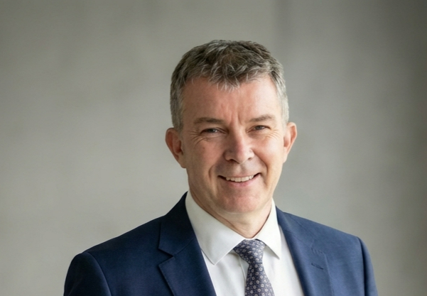 Headshot vs business portrét Brno, profesionální headshot muže v obleku s přirozeným výrazem pro LinkedIn a firemní web