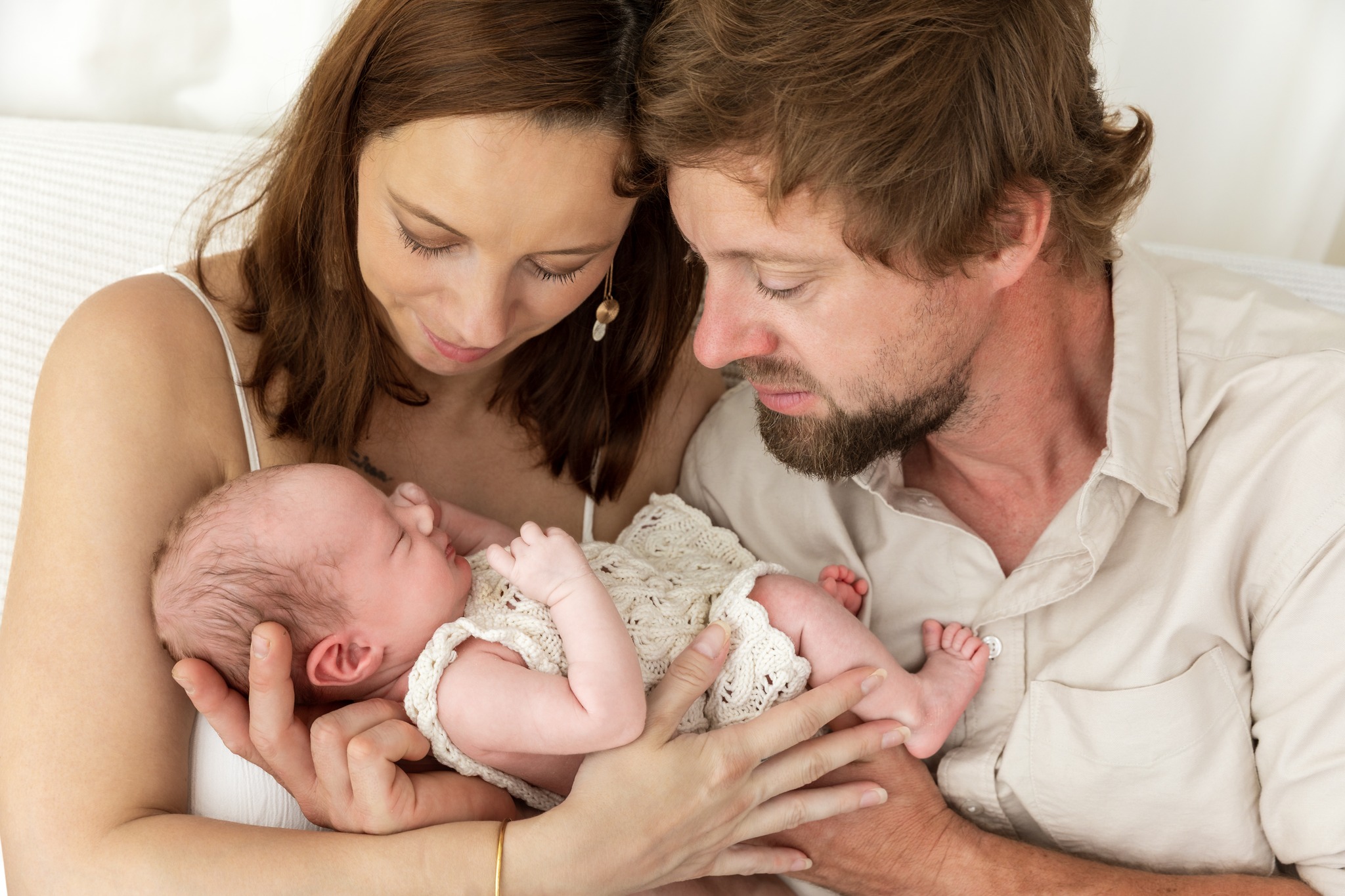 Newborn focení Brno, rodiče v objetí s novorozenou Josefínkou v ateliéru v Čechyni nedaleko Brna, klidné rodinné focení