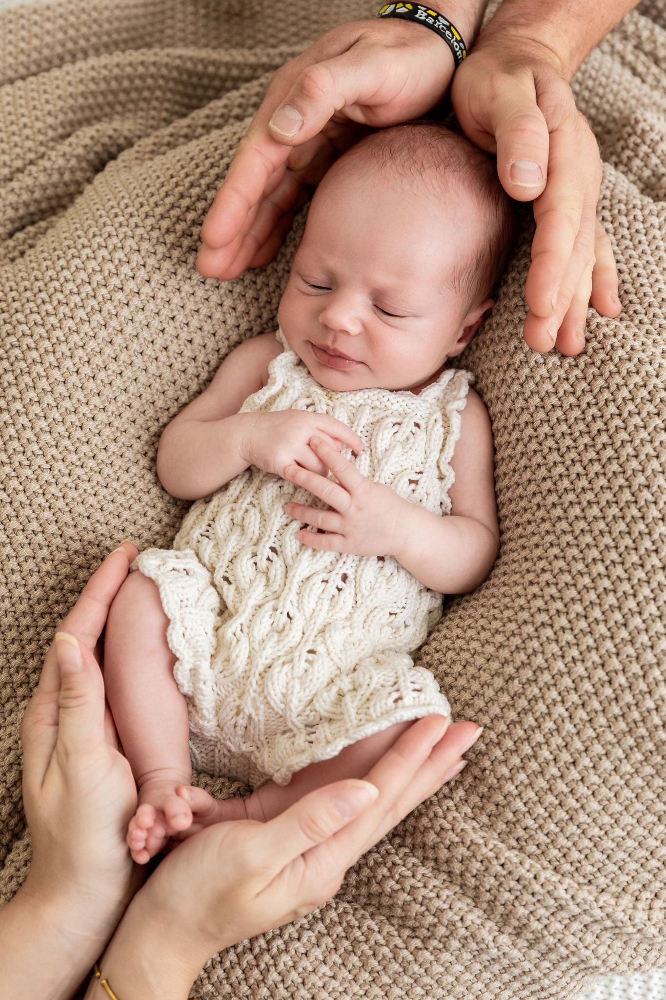 Newborn focení Brno, miminko Josefínka v dlaních rodičů v ateliéru v Čechyni nedaleko Brna, klidné rodinné focení