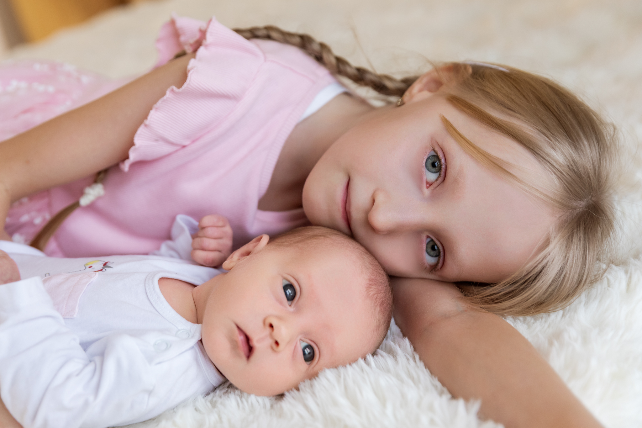 Newborn focení Brno, spící miminko zabalené do jemného béžového plédu v ateliéru v Čechyni nedaleko Brna, klidné focení v měkkém světle