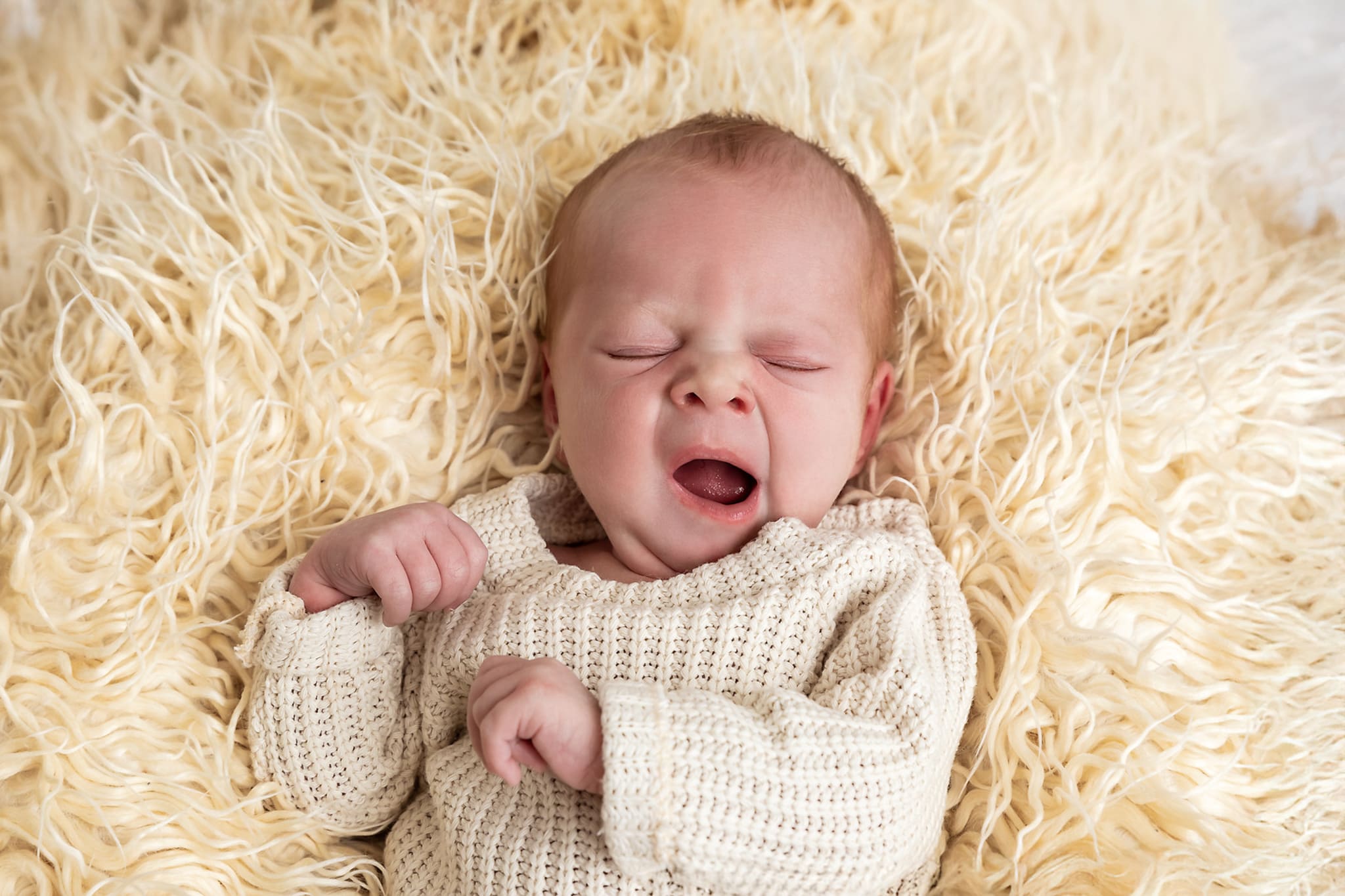 Tatínek a miminko v náručí, newborn Brno