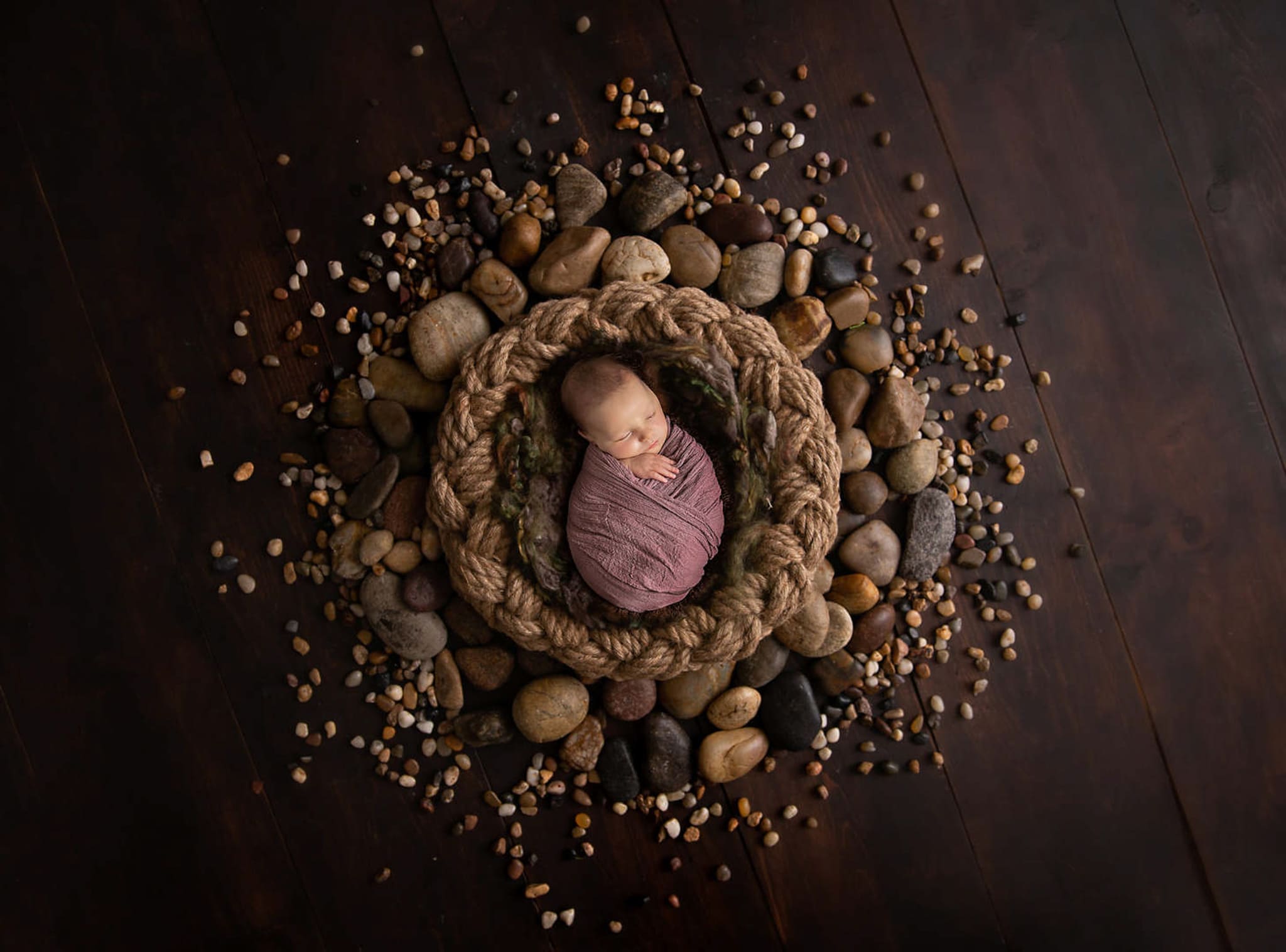 Tatínek a miminko v náručí, newborn Brno