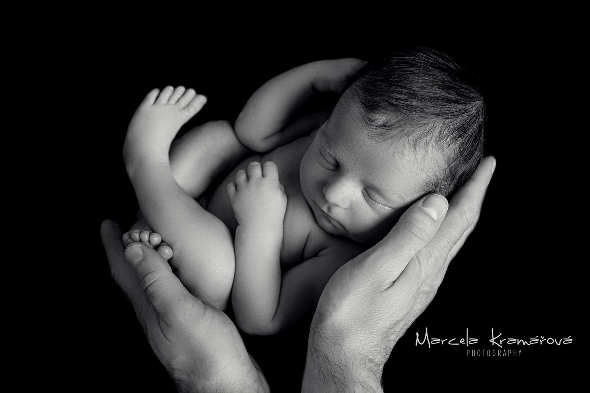 Sourozenec u newborn focení, perníček a klid