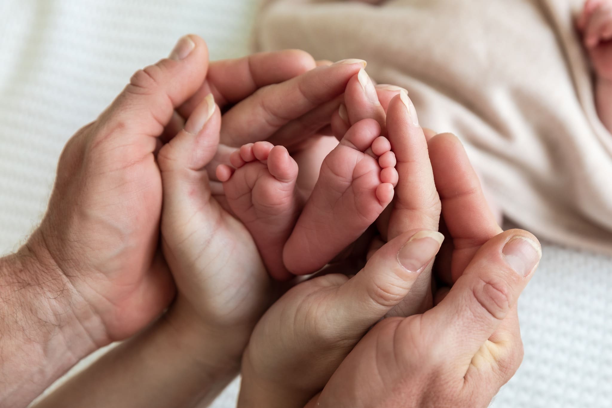 Tatínek a miminko v náručí, newborn Brno