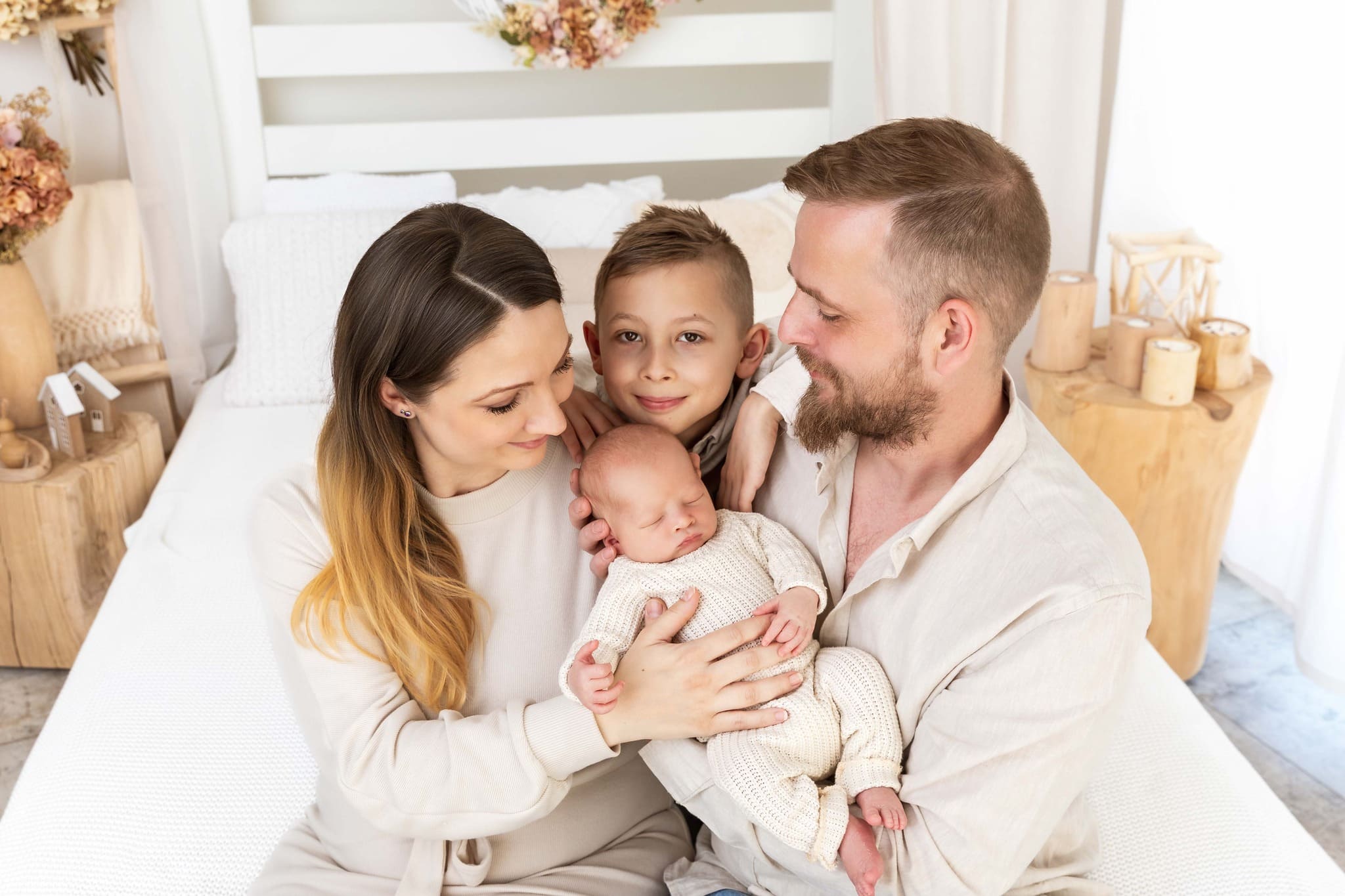 Sourozenec u newborn focení, perníček a klid