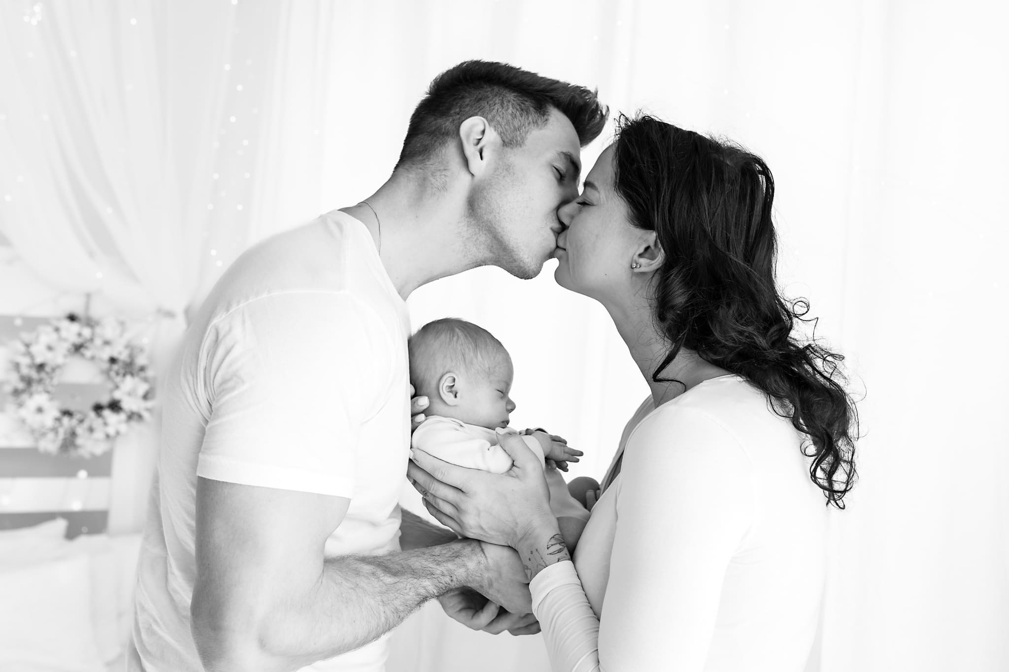 Tatínek a miminko v náručí, newborn Brno