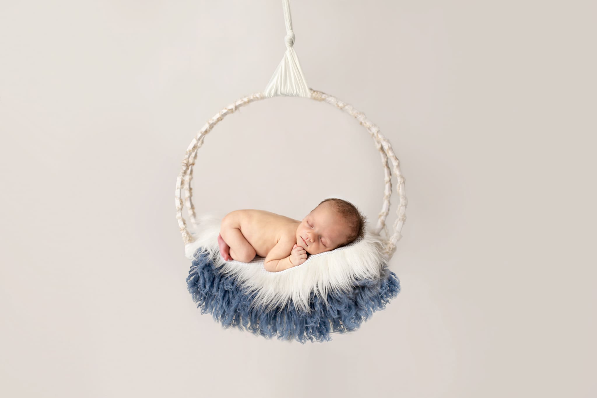 Sourozenec u newborn focení, perníček a klid